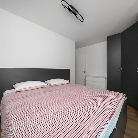 公寓 Olive Balcony Vodice-srima 斯里马